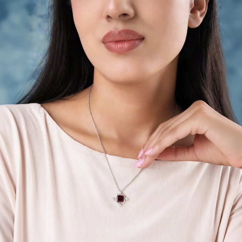 Celestia pendant in Garnet